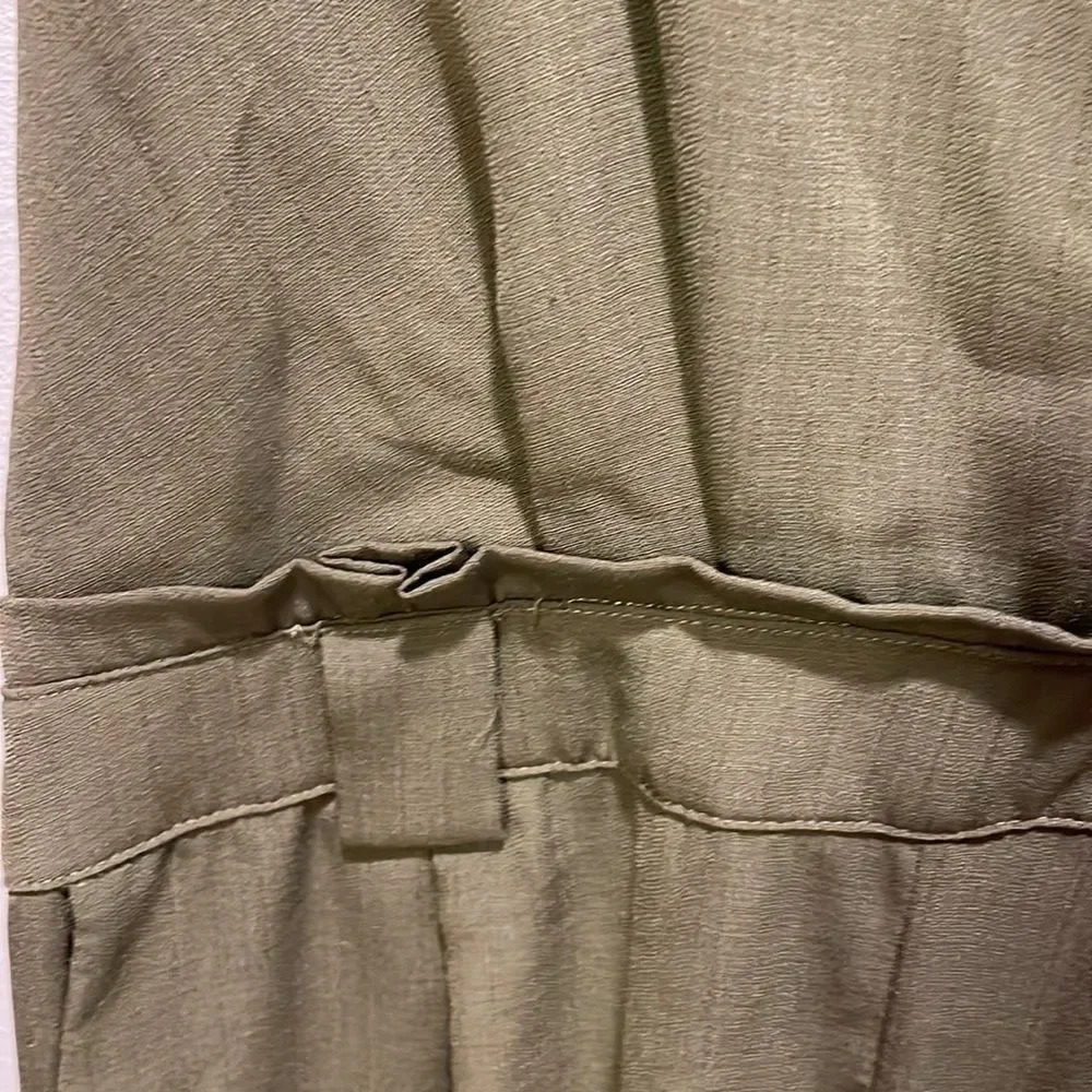 Lulus Woman’s army green jumpsuit. It’s missing the belt - Picture 6 of 12